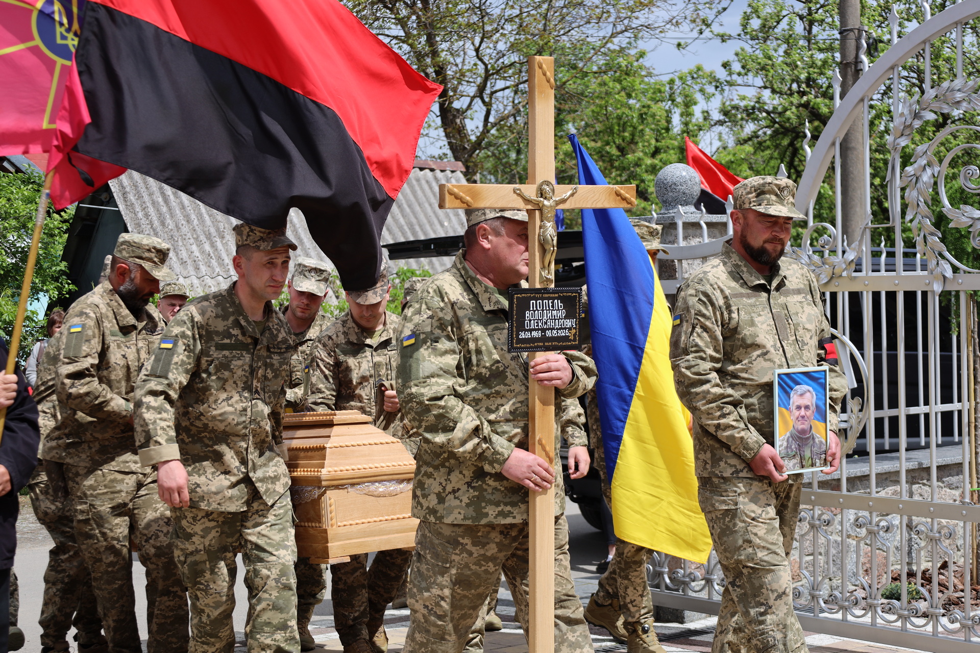 Солдати несуть гріб та фото загиблого