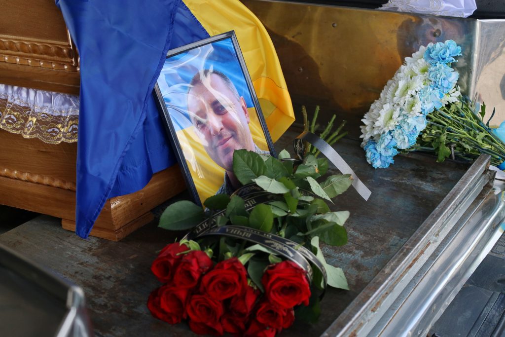 Фото загиблого, квіти