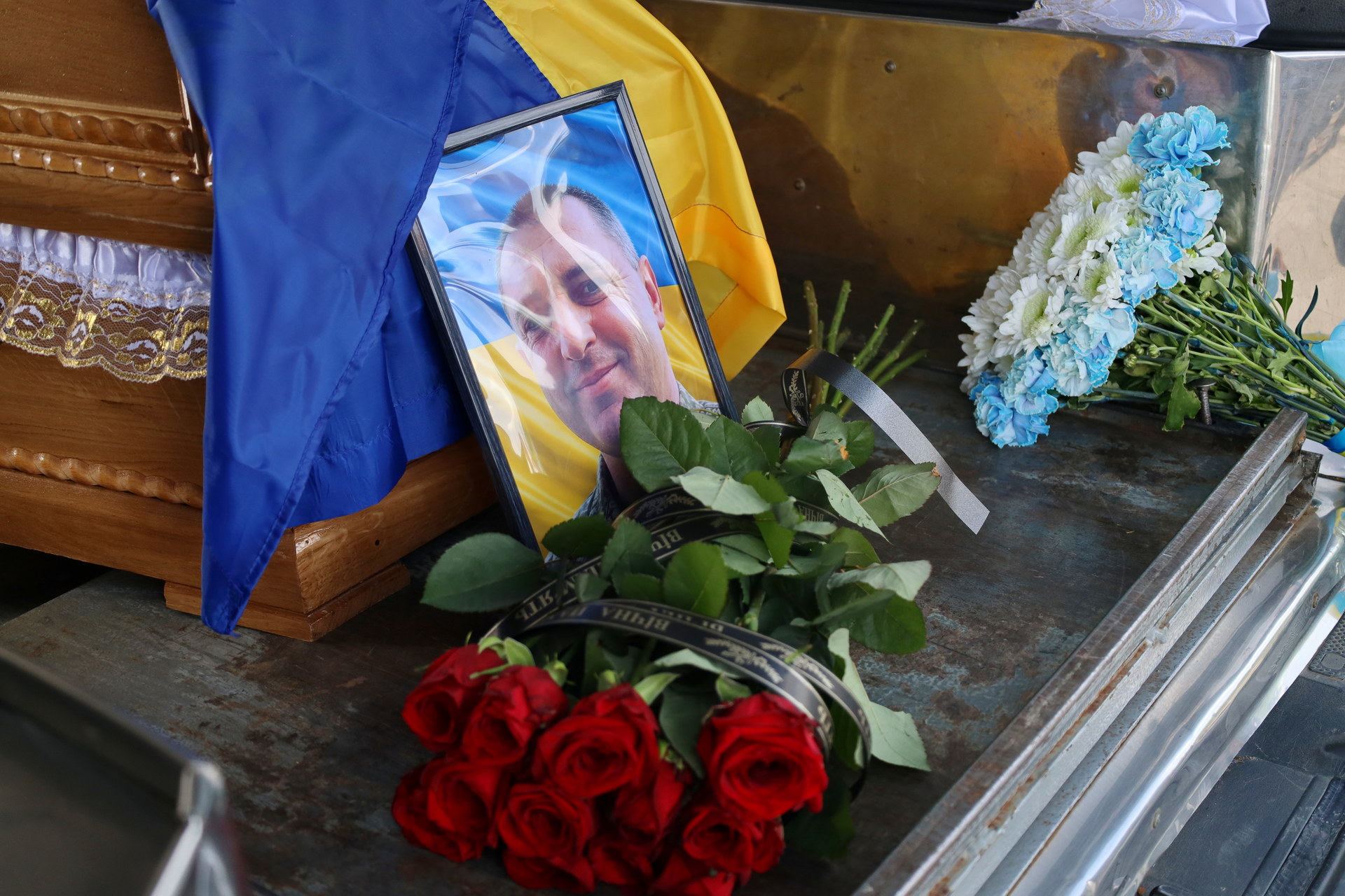Фото загиблого, квіти