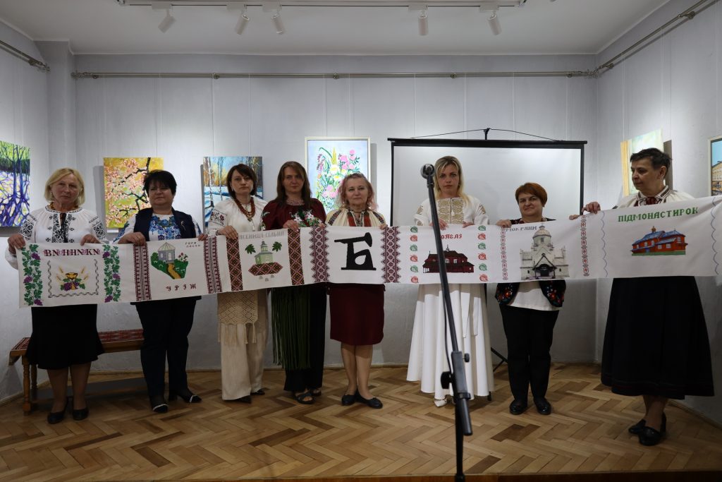 Майстрині тримають рушник