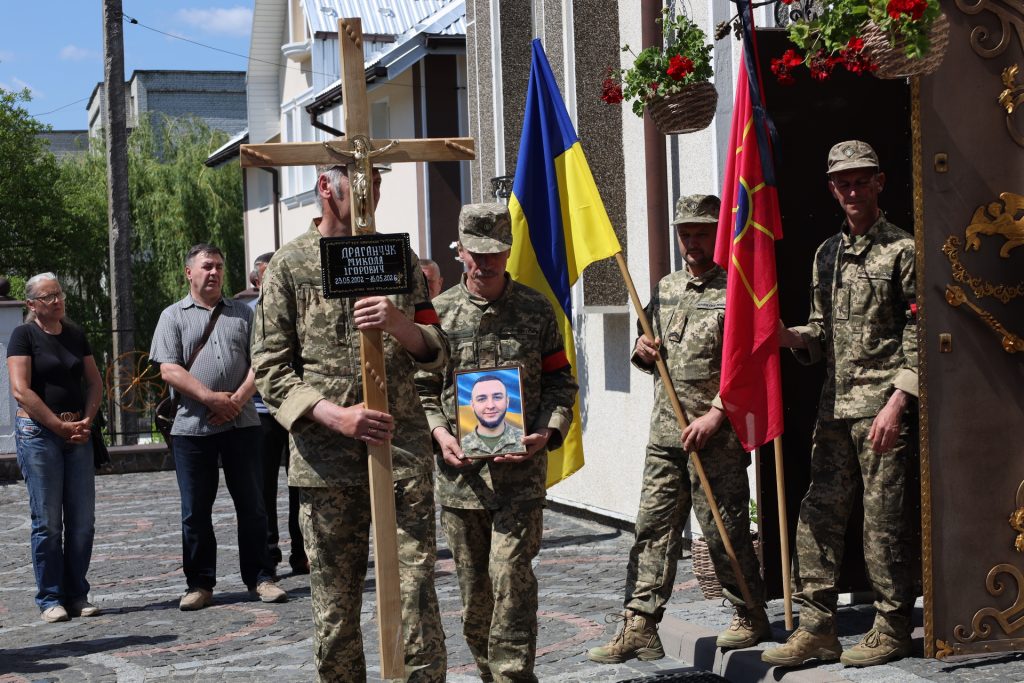 Солдати несуть хрест і фото Героя