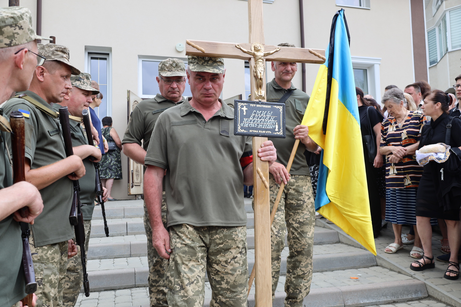 Військові, хрест, прапор