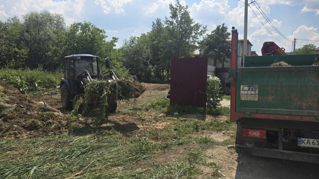 Прибирання біля смітника.